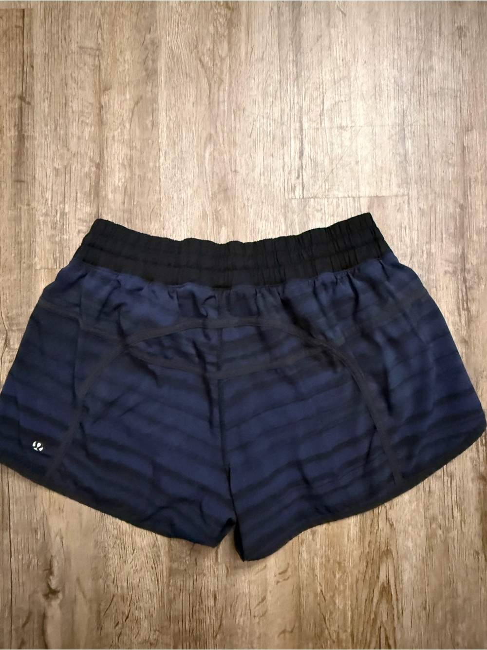 Lululemon • Tracker Shorts size 12 - Picture 9 of 13